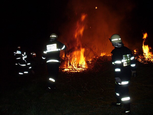 30. 04. 2007 - Bobrová - požár (předčasně zapálená čarodějnice)