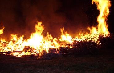 30. 04. 2007 - Bobrová - požár (předčasně zapálená čarodějnice)