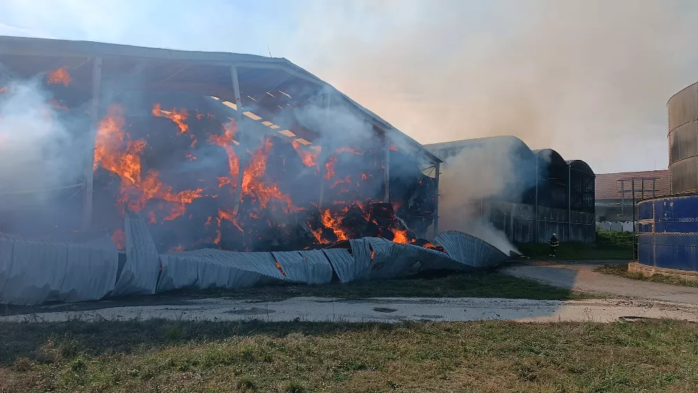 23.9.2024 - Kundratice u Rozsoch - požár haly se slámou