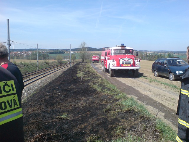 29. 04. 2010 - Ostrov nad Oslavou - požár trávy na železničním náspu