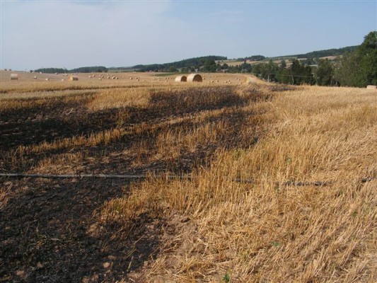 02. 08. 2007 - Rad. Svratka - požár strniště a slámy (fotky od SDH Nové Město na Moravě)
