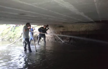 Odplavování bahna pod mostem - 5.září 2015 - Bobrová