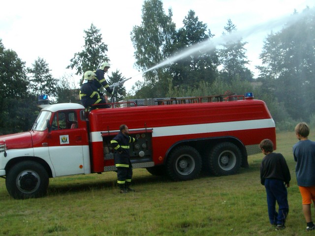 21. 8. 2008 - opékání párků, ukázka a vyzkoušení si vybavení hasičské jednotky