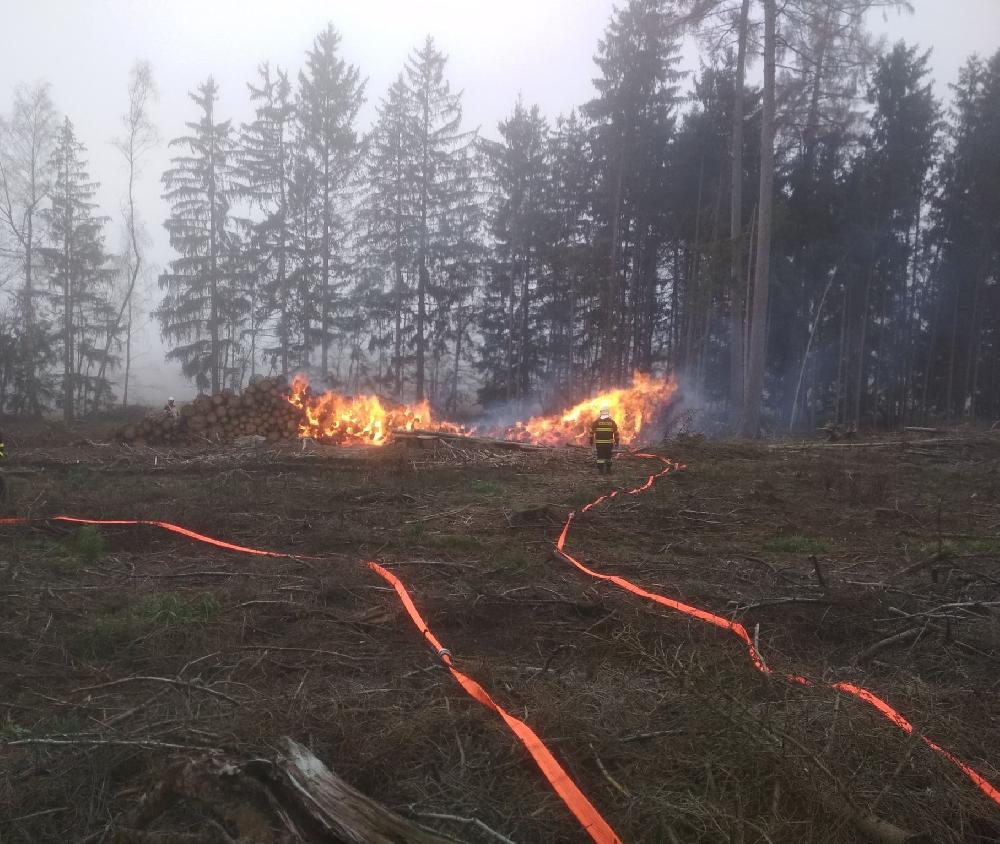 19.11.2020 - Bobrůvka - požár skládky vytěženého dřeva