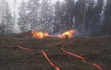 19.11.2020 - Bobrůvka - požár skládky vytěženého dřeva