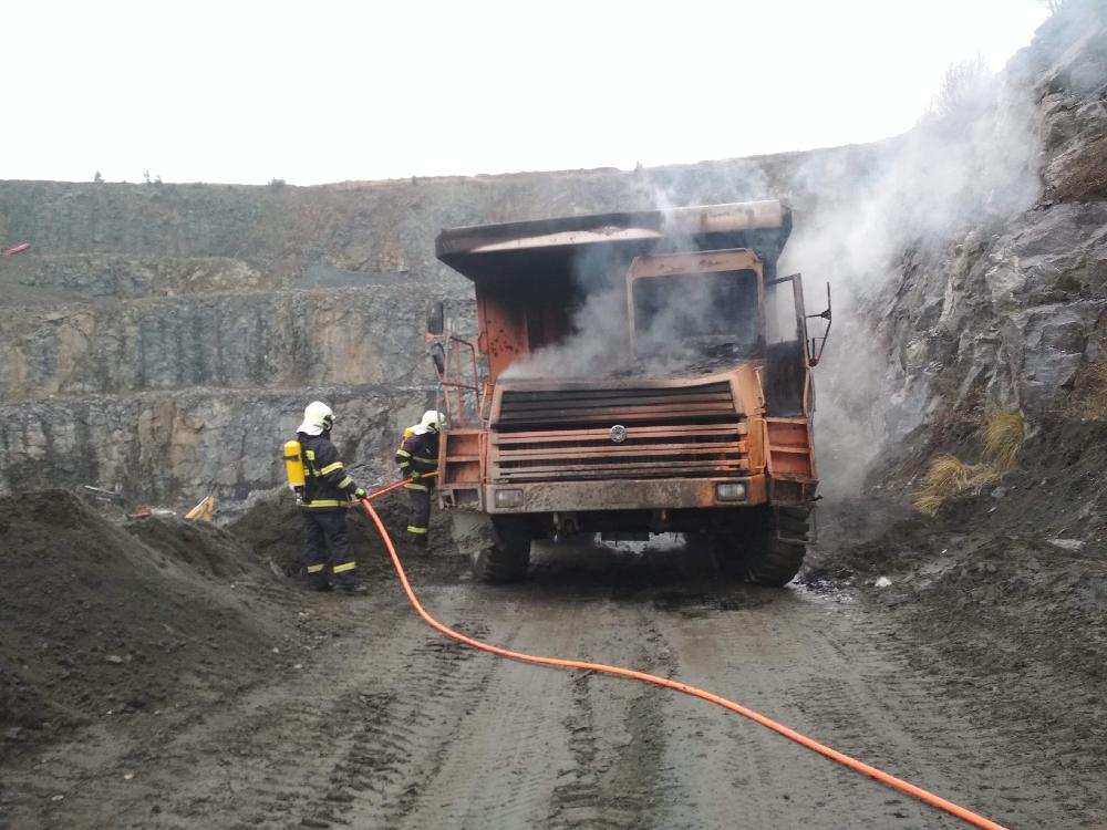 23.11.2020 - Mirošov - požár nákladního automobilu v kamenolomu