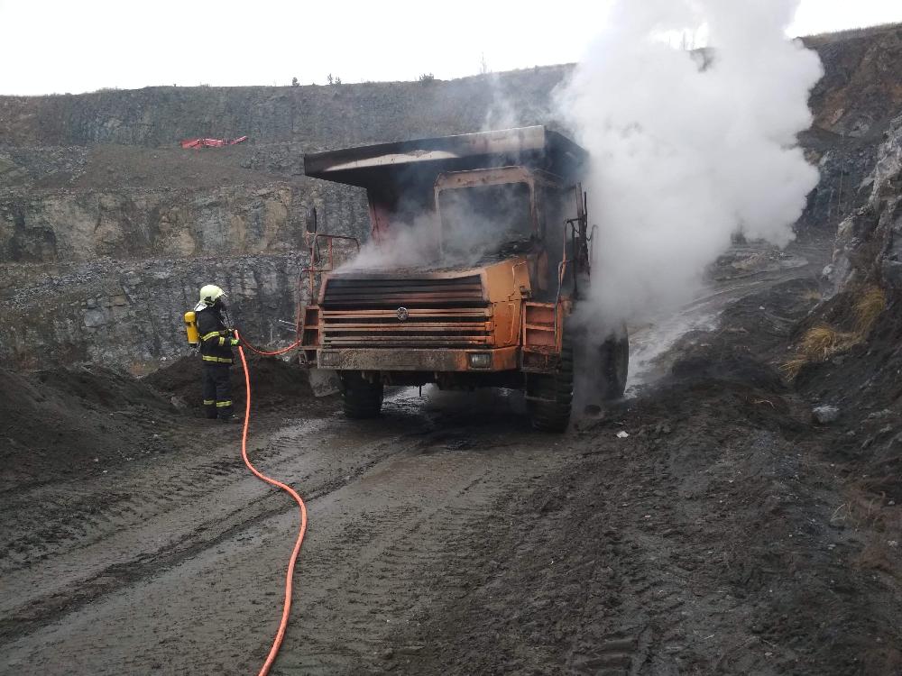 23.11.2020 - Mirošov - požár nákladního automobilu v kamenolomu
